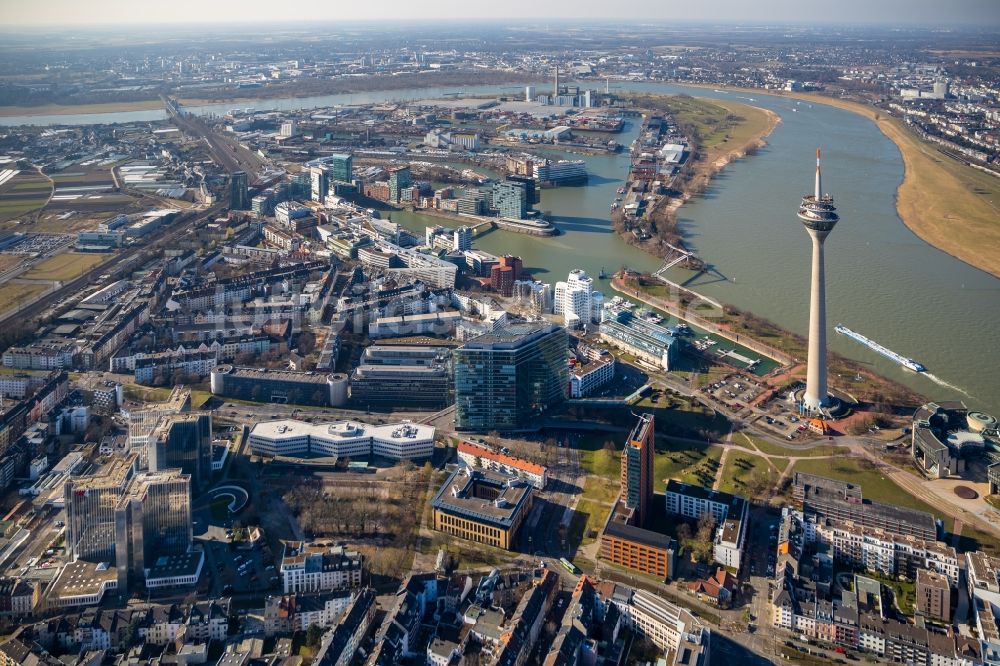 Düsseldorf von oben - Stadtansicht am Ufer des Flußverlaufes des Rhein in Düsseldorf im Bundesland Nordrhein-Westfalen, Deutschland