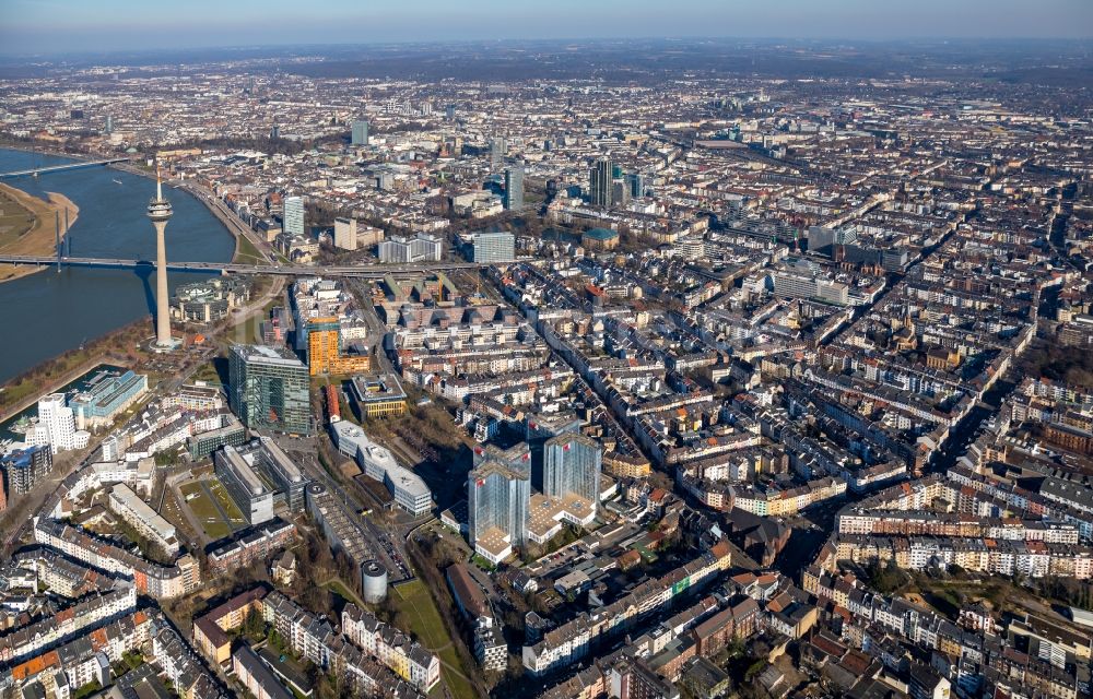 Luftbild Düsseldorf - Stadtansicht am Ufer des Flußverlaufes des Rhein in Düsseldorf im Bundesland Nordrhein-Westfalen, Deutschland