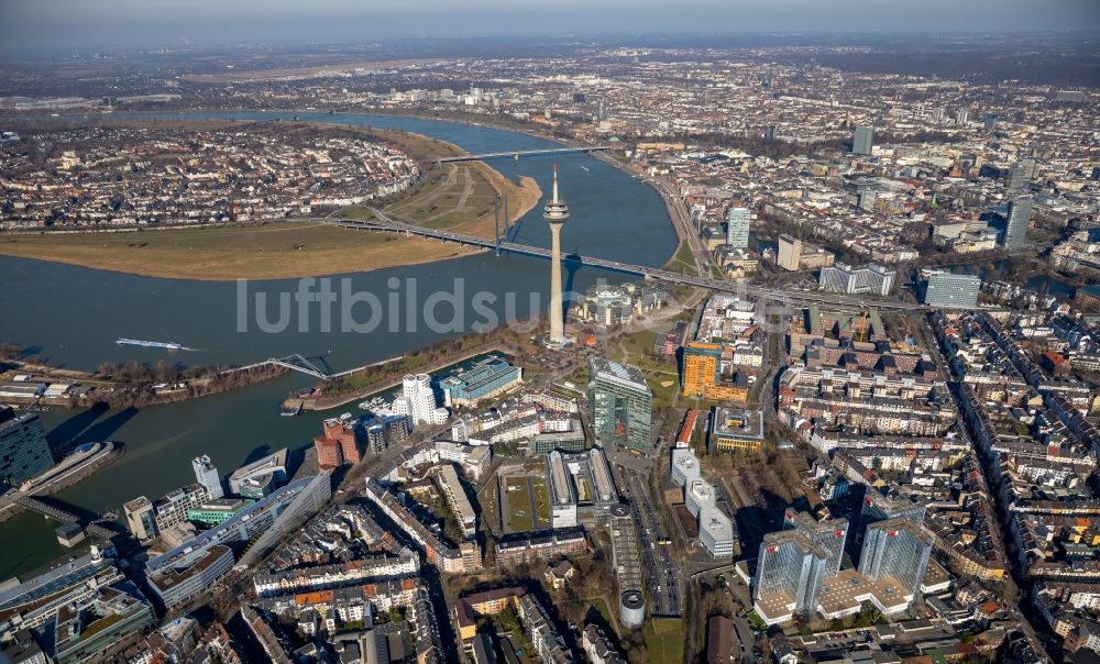 Luftaufnahme Düsseldorf - Stadtansicht am Ufer des Flußverlaufes des Rhein in Düsseldorf im Bundesland Nordrhein-Westfalen, Deutschland