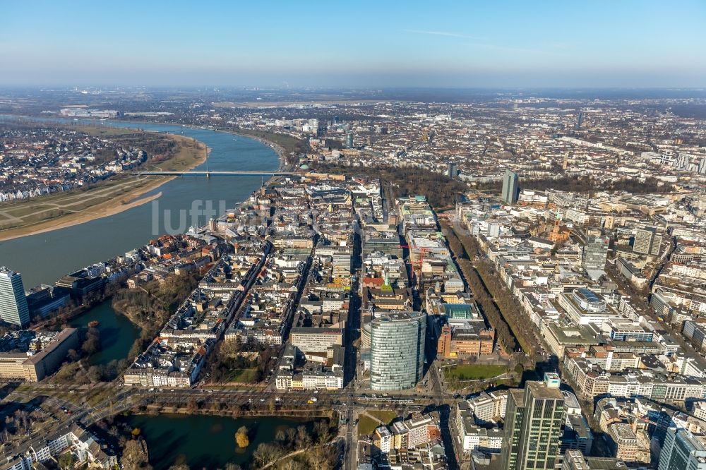 Düsseldorf von oben - Stadtansicht am Ufer des Flußverlaufes des Rhein in Düsseldorf im Bundesland Nordrhein-Westfalen, Deutschland