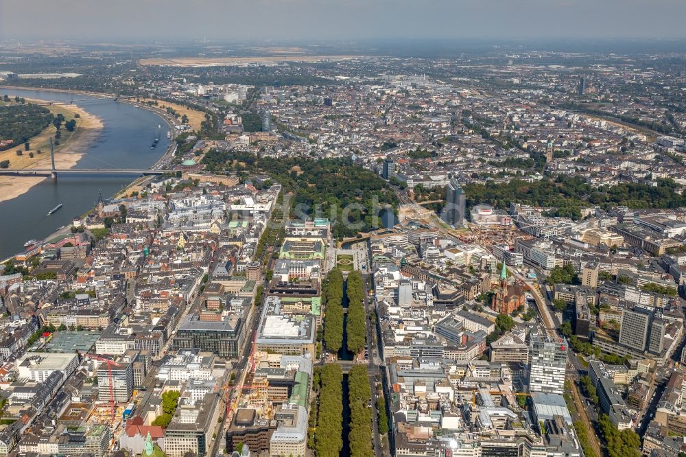 Düsseldorf von oben - Stadtansicht am Ufer des Flußverlaufes des Rhein in Düsseldorf im Bundesland Nordrhein-Westfalen, Deutschland