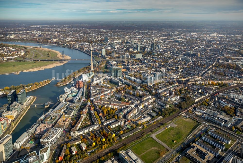 Luftbild Düsseldorf - Stadtansicht am Ufer des Flußverlaufes des Rhein in Düsseldorf im Bundesland Nordrhein-Westfalen, Deutschland