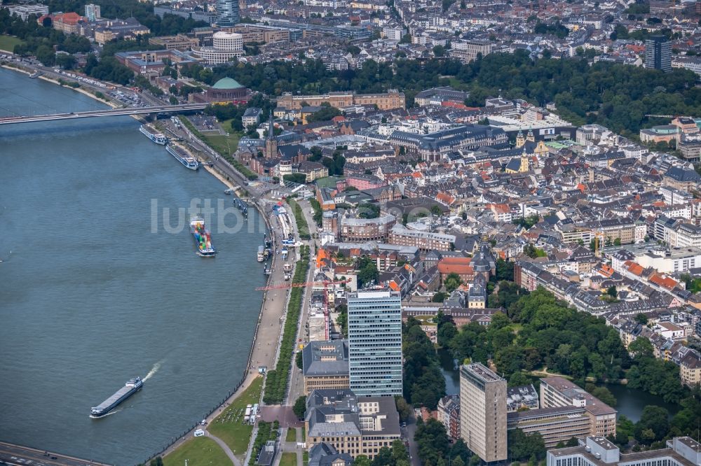 Luftbild Düsseldorf - Stadtansicht am Ufer des Flußverlaufes des Rhein in Düsseldorf im Bundesland Nordrhein-Westfalen, Deutschland