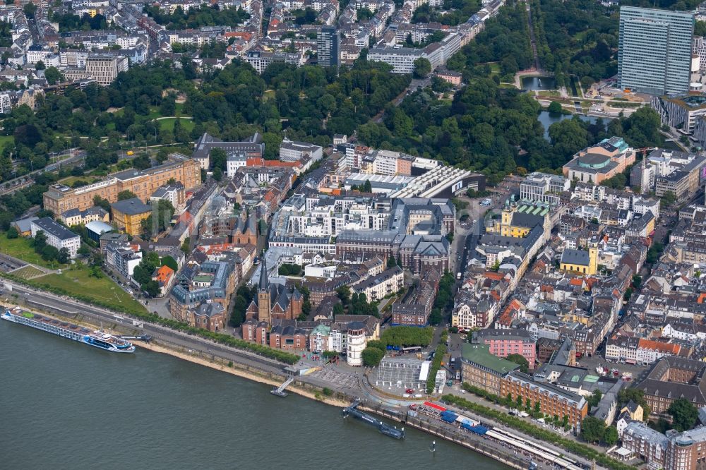 Luftbild Düsseldorf - Stadtansicht am Ufer des Flussverlaufes des Rhein in Düsseldorf im Bundesland Nordrhein-Westfalen, Deutschland