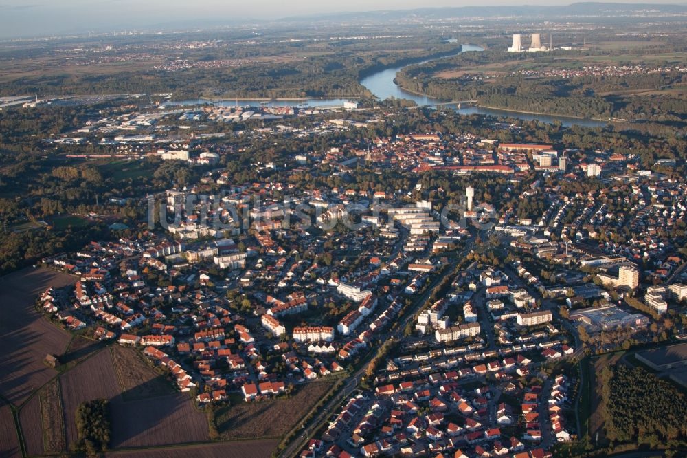 Germersheim aus der Vogelperspektive: Stadtansicht am Ufer des Flußverlaufes des Rhein in Germersheim im Bundesland Rheinland-Pfalz, Deutschland