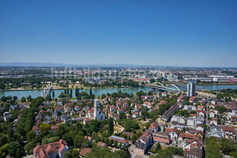 Luftaufnahme Kehl - Stadtansicht am Ufer des Flußverlaufes am Rhein in Kehl im Bundesland Baden-Württemberg, Deutschland