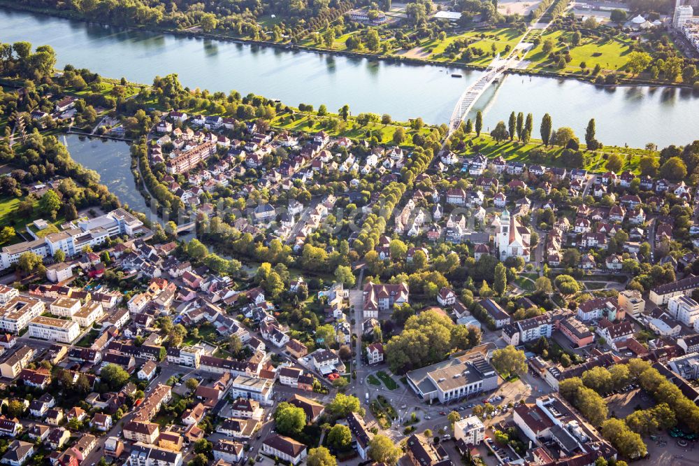 Kehl aus der Vogelperspektive: Stadtansicht am Ufer des Flußverlaufes des Rhein in Kehl im Bundesland Baden-Württemberg, Deutschland