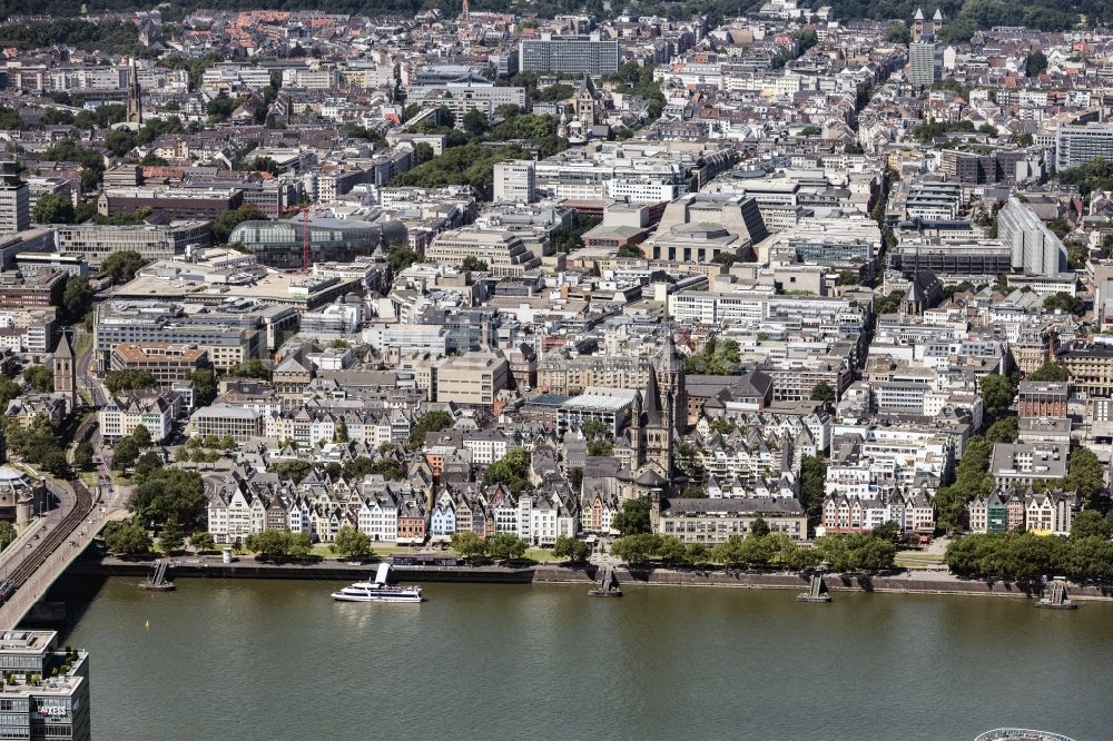 Luftaufnahme Köln - Stadtansicht am Ufer des Flußverlaufes Rhein in Köln im Bundesland Nordrhein-Westfalen, Deutschland