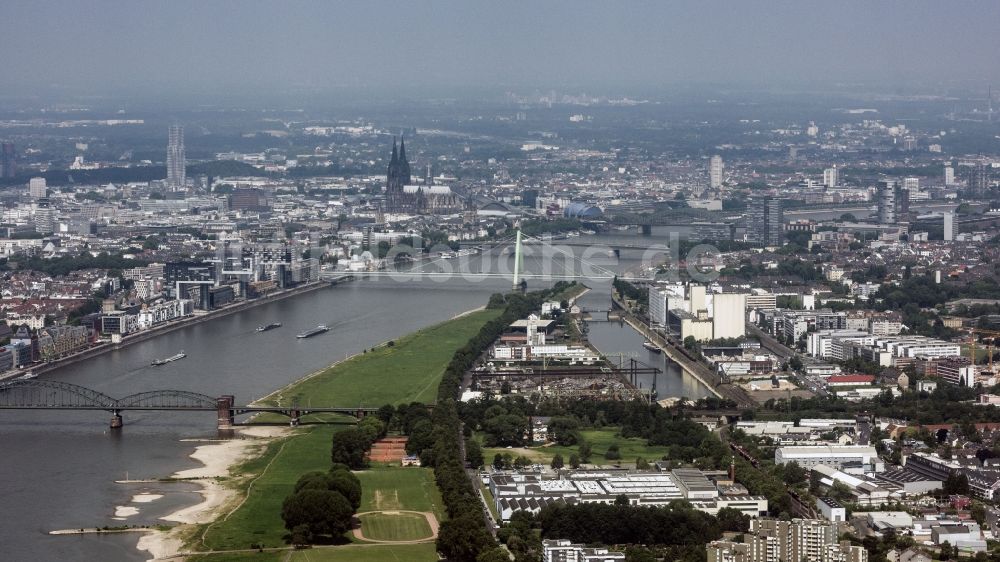 Köln von oben - Stadtansicht am Ufer des Flußverlaufes des Rhein in Köln im Bundesland Nordrhein-Westfalen - NRW, Deutschland