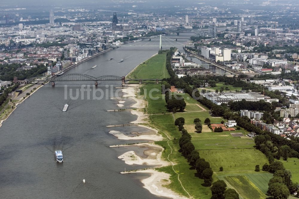 Köln aus der Vogelperspektive: Stadtansicht am Ufer des Flußverlaufes des Rhein in Köln im Bundesland Nordrhein-Westfalen - NRW, Deutschland