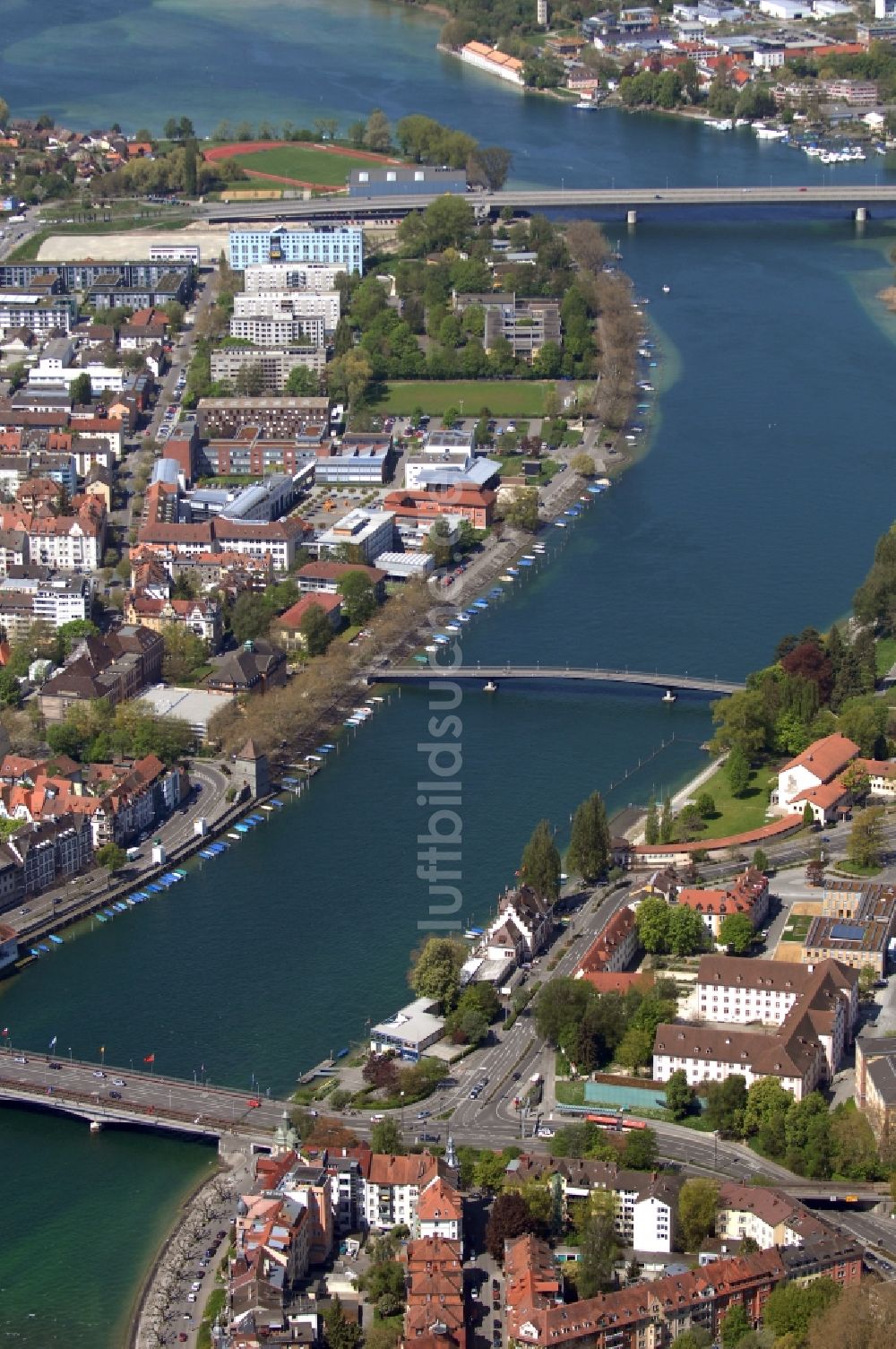 Konstanz von oben - Stadtansicht am Ufer des Flußverlaufes des Rhein in Konstanz im Bundesland Baden-Württemberg, Deutschland