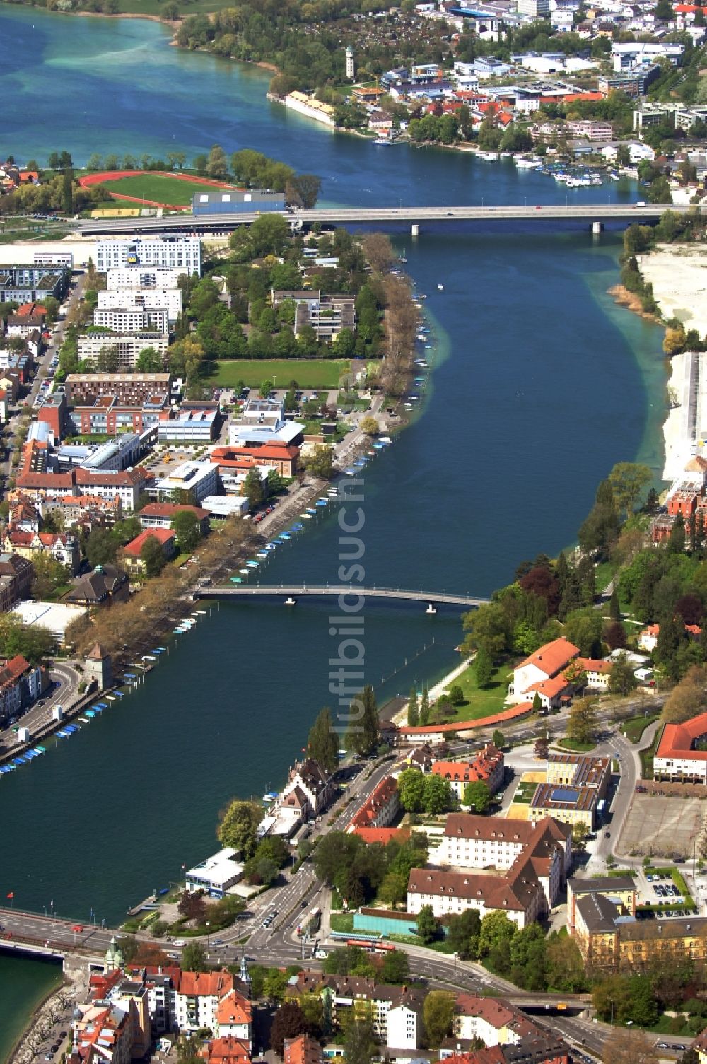 Konstanz aus der Vogelperspektive: Stadtansicht am Ufer des Flußverlaufes des Rhein in Konstanz im Bundesland Baden-Württemberg, Deutschland