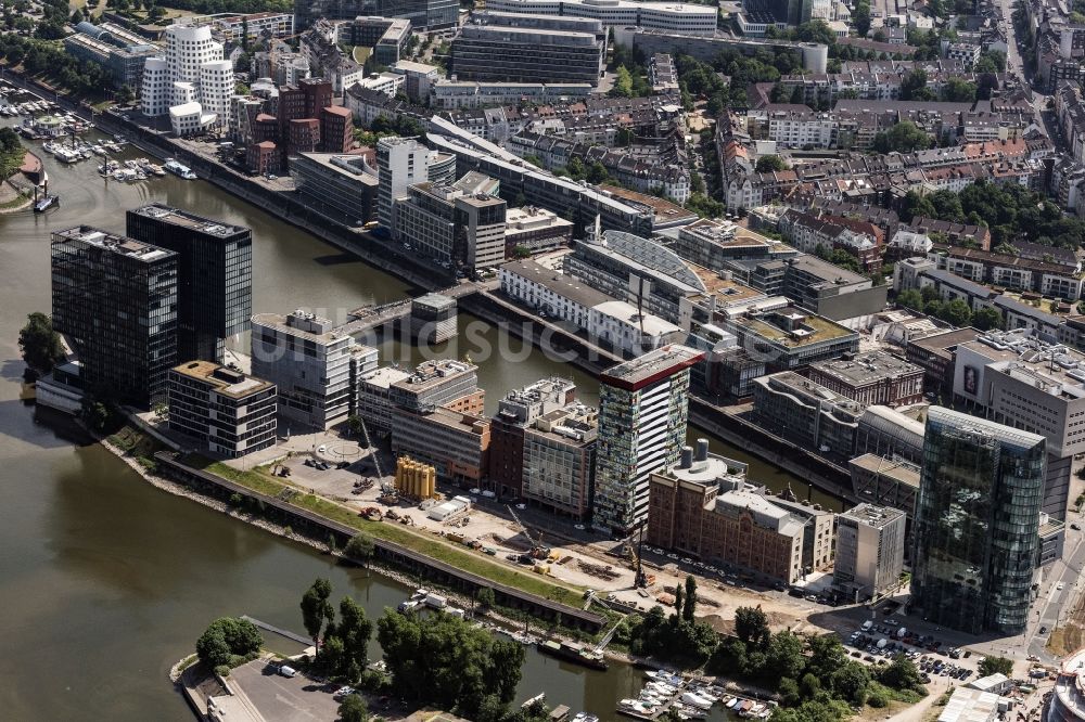 Düsseldorf von oben - Stadtansicht am Ufer des Flußverlaufes des Rhein am Medienhafen in Düsseldorf im Bundesland Nordrhein-Westfalen - NRW, Deutschland