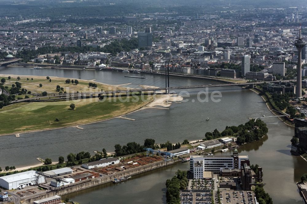 Düsseldorf aus der Vogelperspektive: Stadtansicht am Ufer des Flußverlaufes des Rhein am Medienhafen in Düsseldorf im Bundesland Nordrhein-Westfalen - NRW, Deutschland