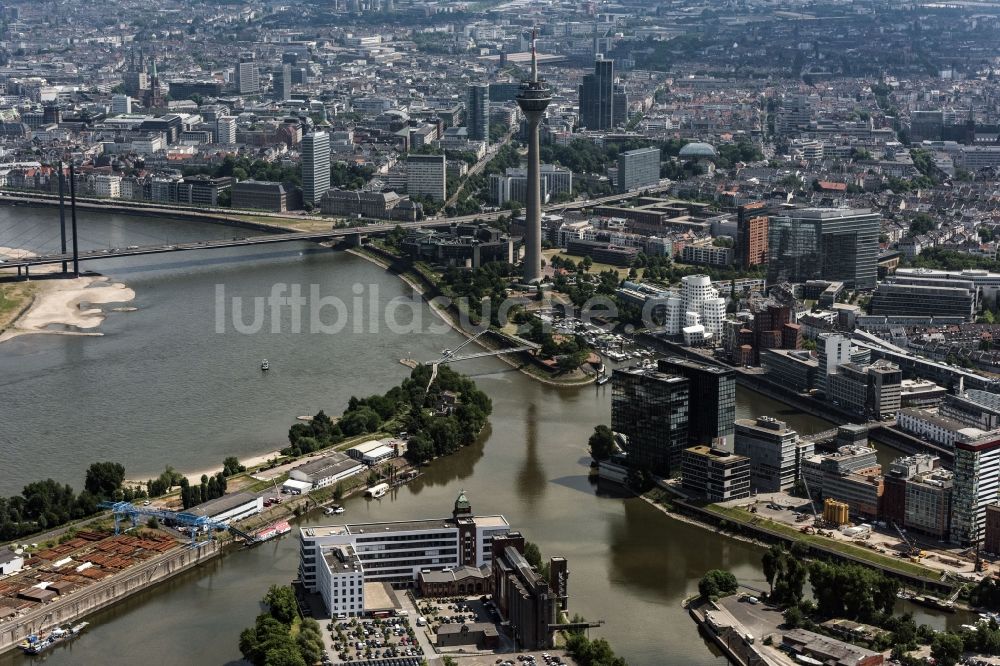 Luftbild Düsseldorf - Stadtansicht am Ufer des Flußverlaufes des Rhein am Medienhafen in Düsseldorf im Bundesland Nordrhein-Westfalen - NRW, Deutschland