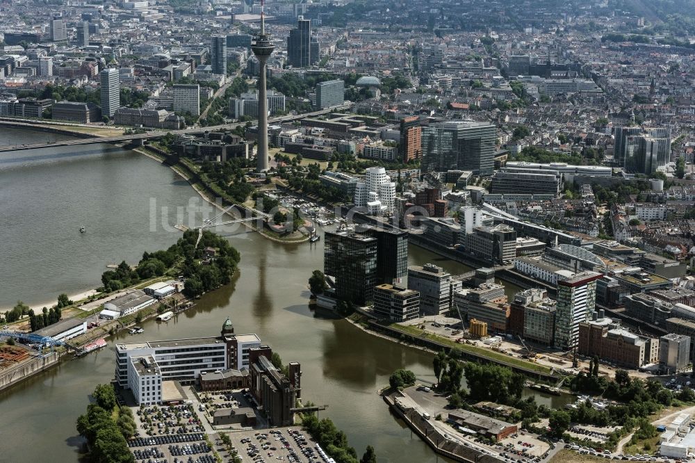 Luftaufnahme Düsseldorf - Stadtansicht am Ufer des Flußverlaufes des Rhein am Medienhafen in Düsseldorf im Bundesland Nordrhein-Westfalen - NRW, Deutschland