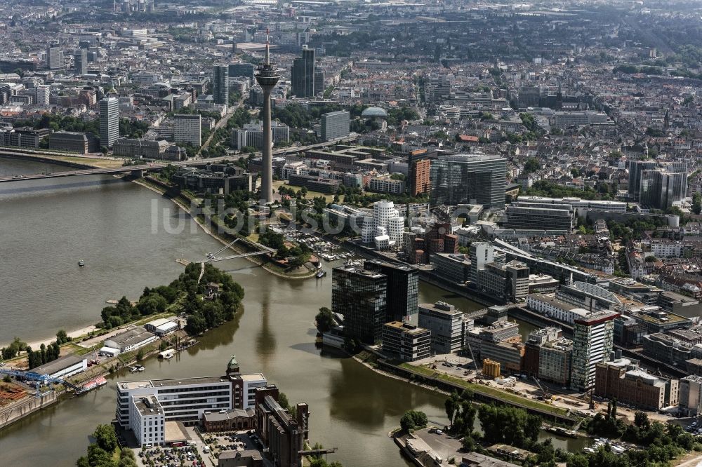 Düsseldorf von oben - Stadtansicht am Ufer des Flußverlaufes des Rhein am Medienhafen in Düsseldorf im Bundesland Nordrhein-Westfalen - NRW, Deutschland