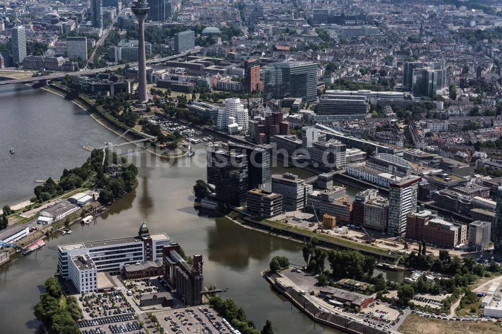 Düsseldorf aus der Vogelperspektive: Stadtansicht am Ufer des Flußverlaufes des Rhein am Medienhafen in Düsseldorf im Bundesland Nordrhein-Westfalen - NRW, Deutschland