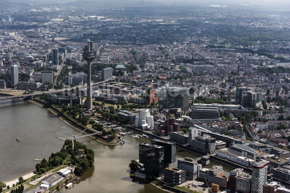 Luftbild Düsseldorf - Stadtansicht am Ufer des Flußverlaufes des Rhein am Medienhafen in Düsseldorf im Bundesland Nordrhein-Westfalen - NRW, Deutschland