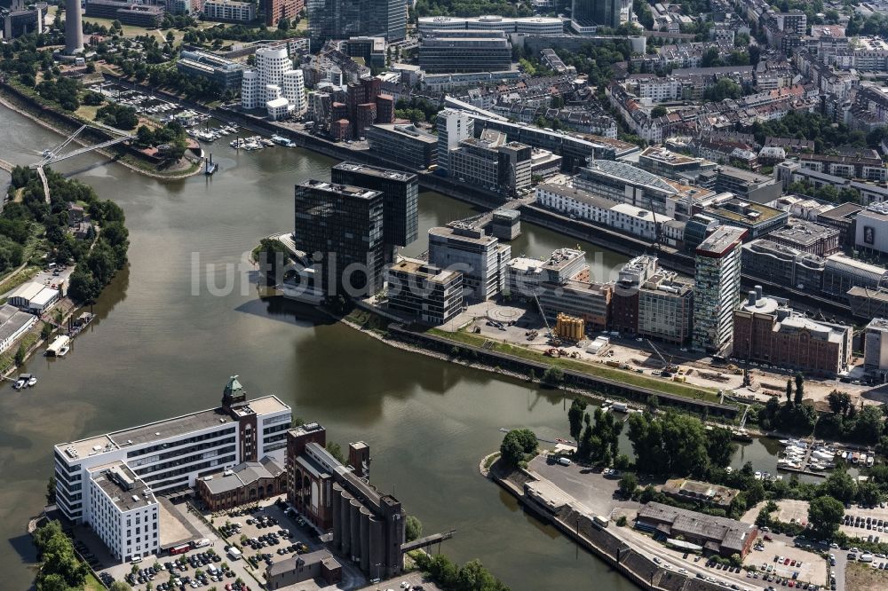 Luftaufnahme Düsseldorf - Stadtansicht am Ufer des Flußverlaufes des Rhein am Medienhafen in Düsseldorf im Bundesland Nordrhein-Westfalen - NRW, Deutschland