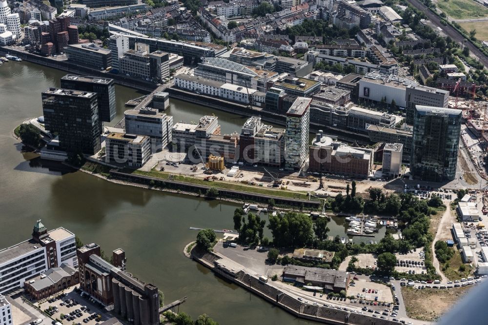 Düsseldorf von oben - Stadtansicht am Ufer des Flußverlaufes des Rhein am Medienhafen in Düsseldorf im Bundesland Nordrhein-Westfalen - NRW, Deutschland