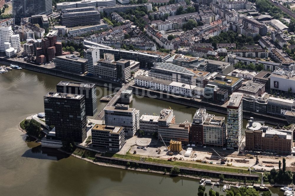 Düsseldorf aus der Vogelperspektive: Stadtansicht am Ufer des Flußverlaufes des Rhein am Medienhafen in Düsseldorf im Bundesland Nordrhein-Westfalen - NRW, Deutschland