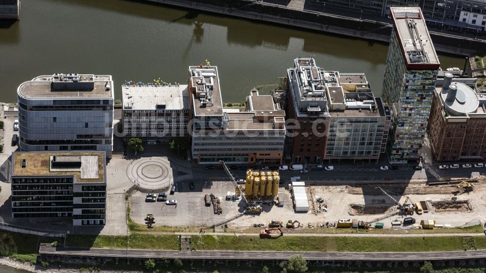 Luftbild Düsseldorf - Stadtansicht am Ufer des Flußverlaufes des Rhein am Medienhafen in Düsseldorf im Bundesland Nordrhein-Westfalen - NRW, Deutschland