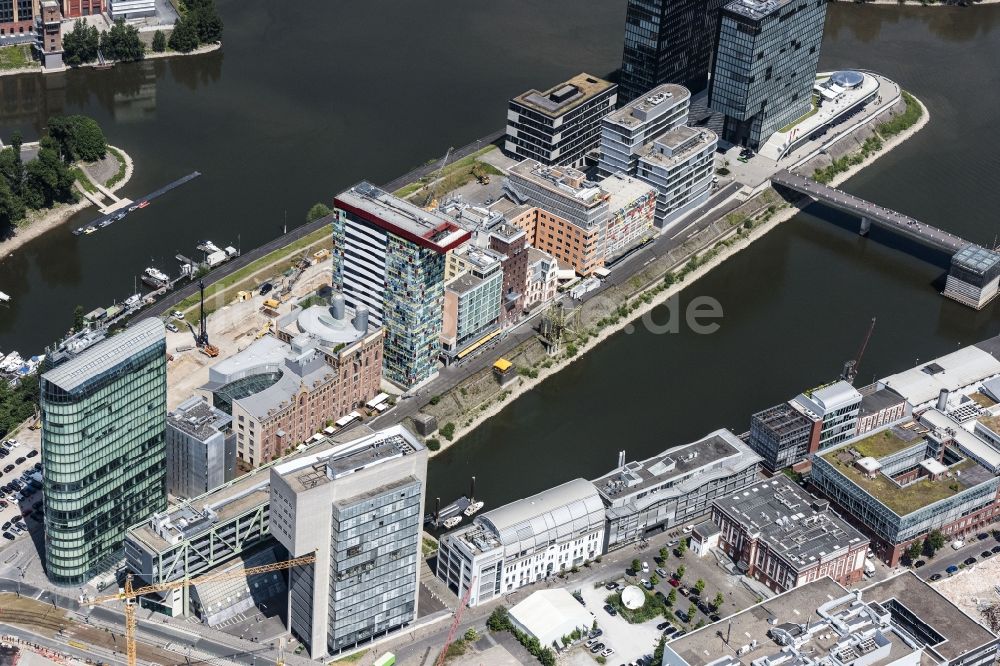 Luftaufnahme Düsseldorf - Stadtansicht am Ufer des Flußverlaufes des Rhein am Medienhafen in Düsseldorf im Bundesland Nordrhein-Westfalen - NRW, Deutschland