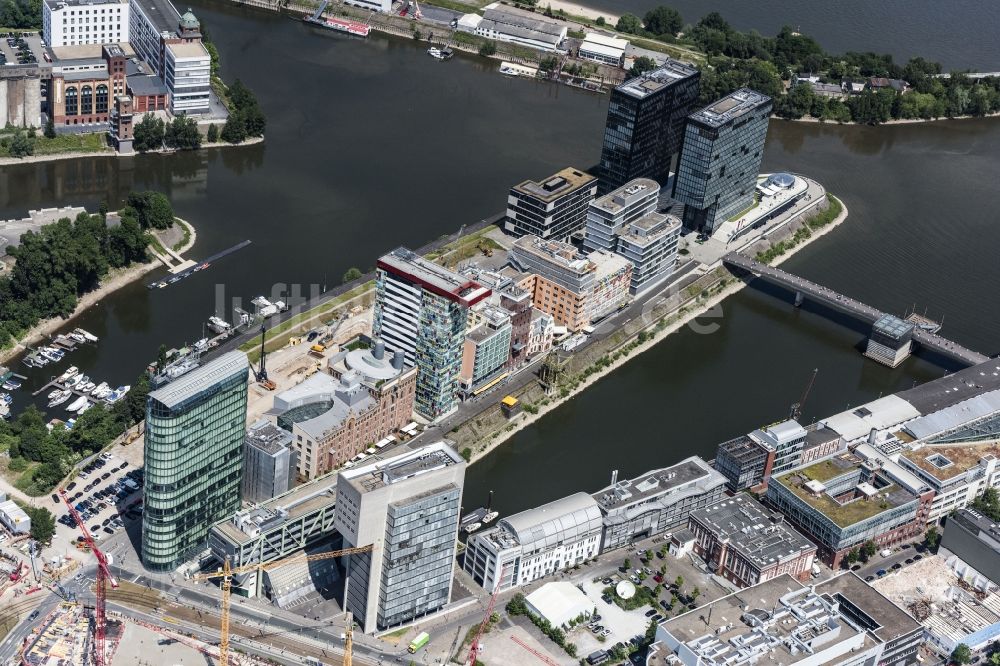 Düsseldorf von oben - Stadtansicht am Ufer des Flußverlaufes des Rhein am Medienhafen in Düsseldorf im Bundesland Nordrhein-Westfalen - NRW, Deutschland