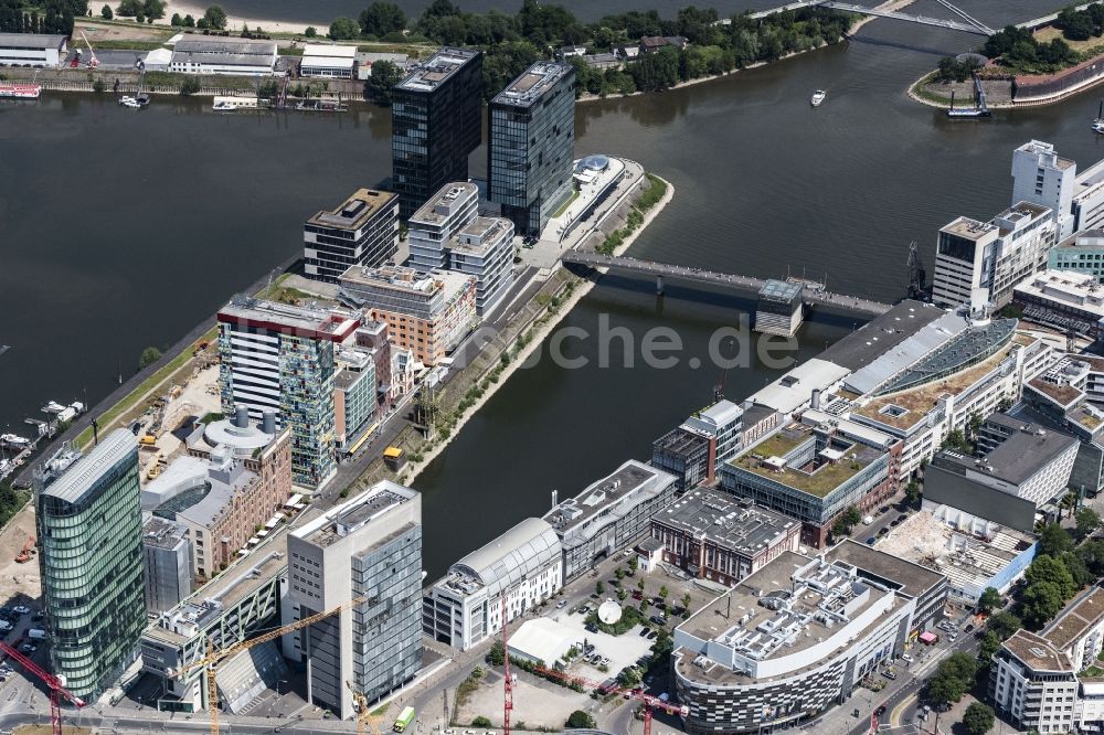 Düsseldorf aus der Vogelperspektive: Stadtansicht am Ufer des Flußverlaufes des Rhein am Medienhafen in Düsseldorf im Bundesland Nordrhein-Westfalen - NRW, Deutschland