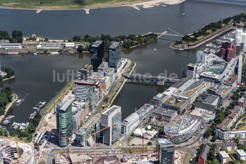 Luftbild Düsseldorf - Stadtansicht am Ufer des Flußverlaufes des Rhein am Medienhafen in Düsseldorf im Bundesland Nordrhein-Westfalen - NRW, Deutschland