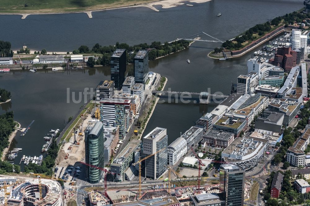 Luftaufnahme Düsseldorf - Stadtansicht am Ufer des Flußverlaufes des Rhein am Medienhafen in Düsseldorf im Bundesland Nordrhein-Westfalen - NRW, Deutschland