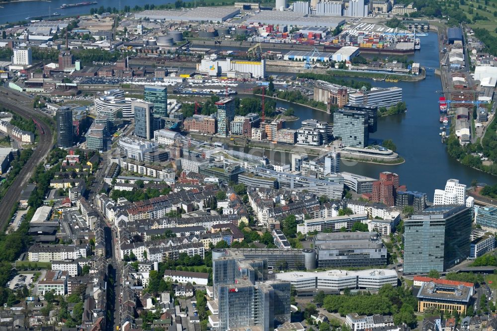 Luftaufnahme Düsseldorf - Stadtansicht am Ufer des Flußverlaufes des Rhein am Medienhafen in Düsseldorf im Bundesland Nordrhein-Westfalen - NRW, Deutschland