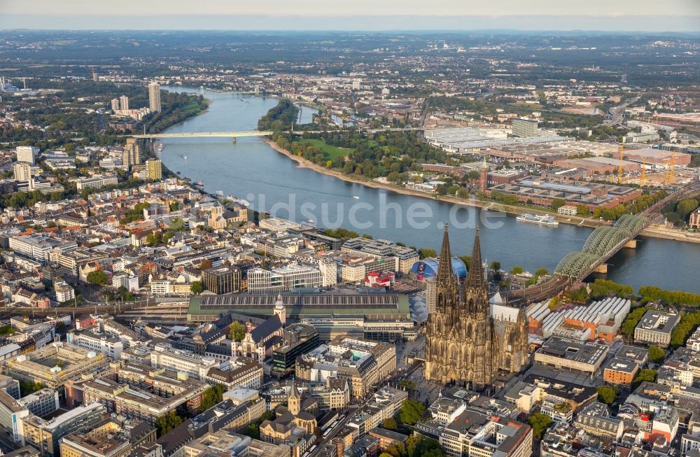 Luftbild Köln - Stadtansicht am Ufer des Flußverlaufes des Rhein im Ortsteil Innenstadt in Köln im Bundesland Nordrhein-Westfalen, Deutschland