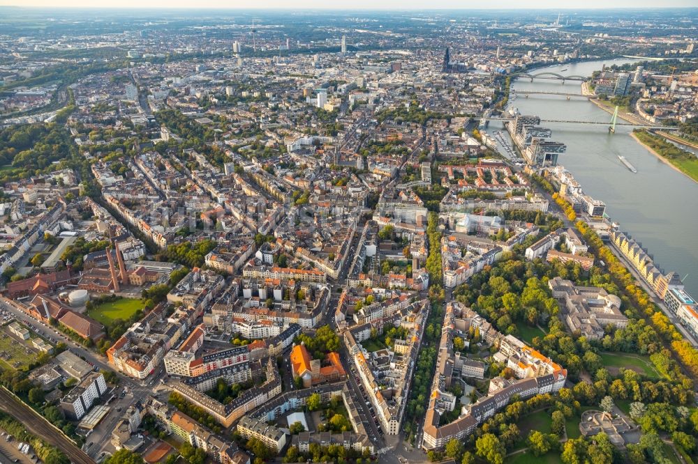 Köln von oben - Stadtansicht am Ufer des Flußverlaufes des Rhein im Ortsteil Innenstadt in Köln im Bundesland Nordrhein-Westfalen, Deutschland