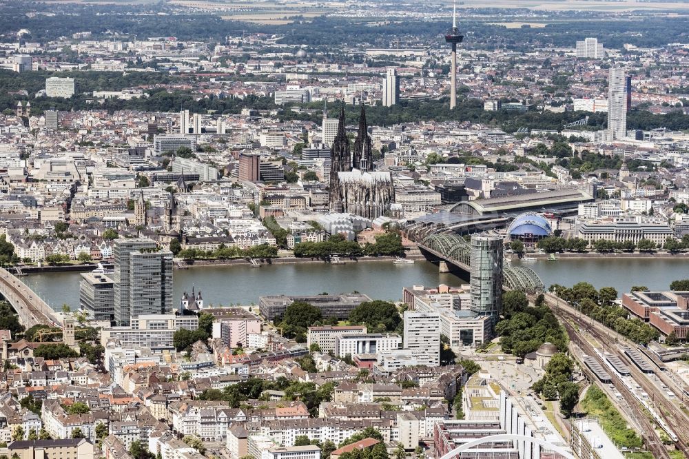 Köln von oben - Stadtansicht am Ufer des Flußverlaufes des Rhein im Ortsteil Innenstadt in Köln im Bundesland Nordrhein-Westfalen, Deutschland