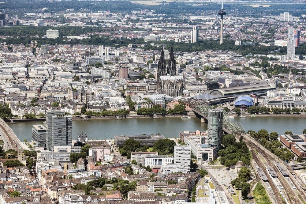 Köln von oben - Stadtansicht am Ufer des Flußverlaufes des Rhein im Ortsteil Innenstadt in Köln im Bundesland Nordrhein-Westfalen, Deutschland