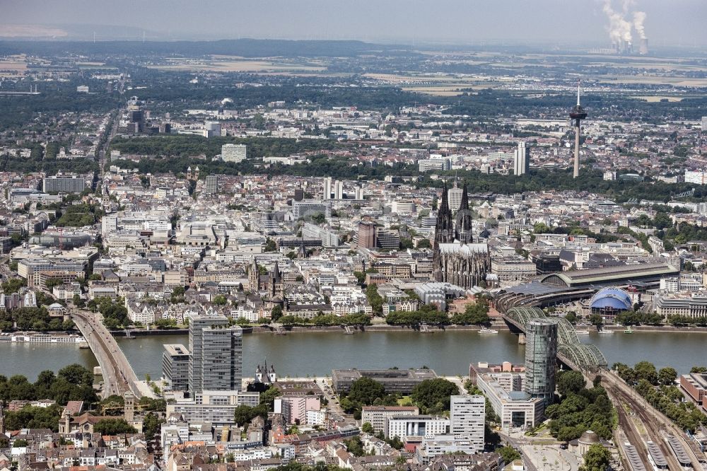 Köln aus der Vogelperspektive: Stadtansicht am Ufer des Flußverlaufes des Rhein im Ortsteil Innenstadt in Köln im Bundesland Nordrhein-Westfalen, Deutschland