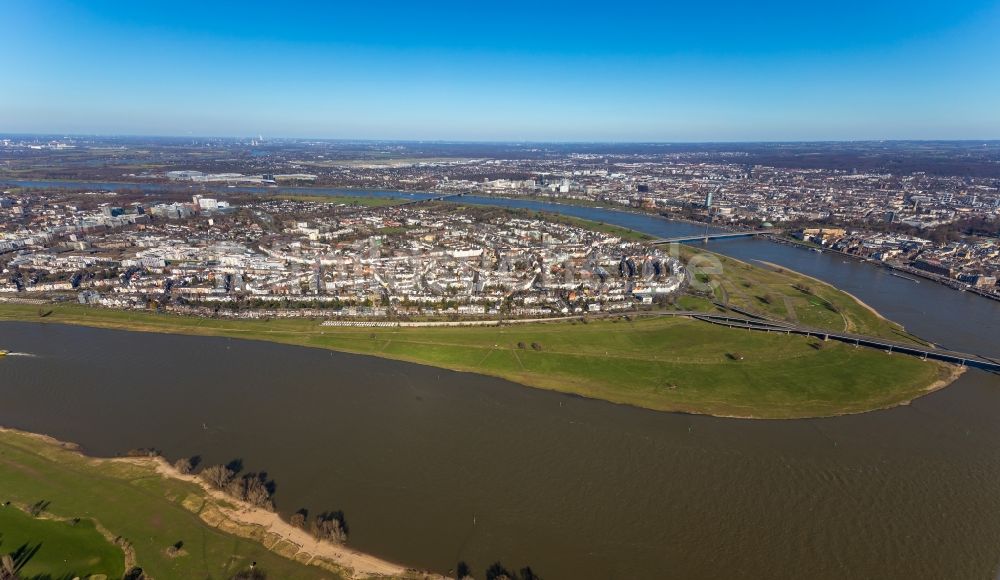 Luftbild Düsseldorf - Stadtansicht am Ufer des Flußverlaufes des Rhein im Ortsteil Oberkassel in Düsseldorf im Bundesland Nordrhein-Westfalen, Deutschland