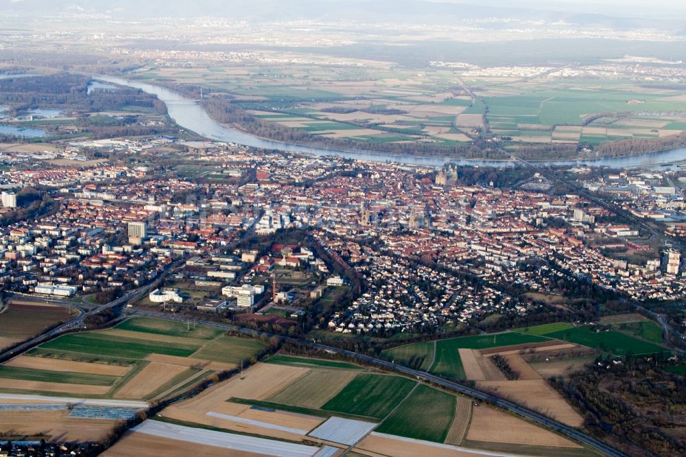 Speyer aus der Vogelperspektive: Stadtansicht am Ufer des Flußverlaufes des Rhein in Speyer im Bundesland Rheinland-Pfalz, Deutschland