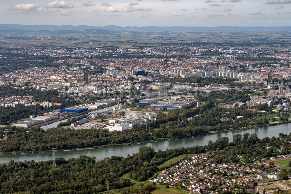 Strasbourg - Straßburg aus der Vogelperspektive: Stadtansicht am Ufer des Flußverlaufes des Rhein in Strasbourg - Straßburg in Grand Est, Frankreich