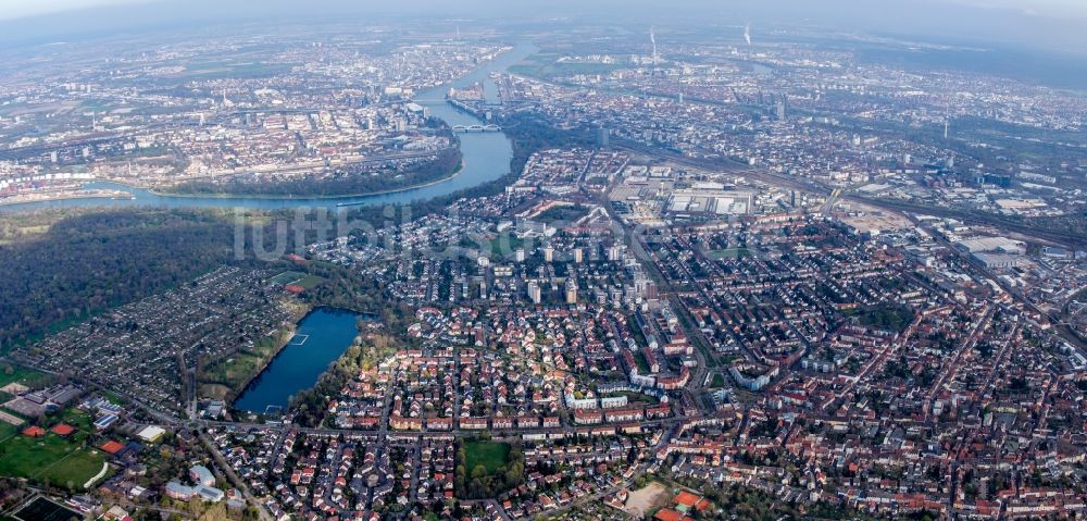 Luftaufnahme Mannheim - Stadtansicht am Ufer des Flußverlaufes des Rhein zwischen Ludwigshafen und Ortsteil Lindenhof in Mannheim im Bundesland Baden-Württemberg, Deutschland