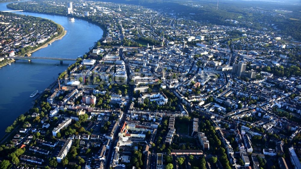 Luftbild Bonn - Stadtansicht am Ufer des Flußverlaufes des Rheins in Bonn im Bundesland Nordrhein-Westfalen, Deutschland