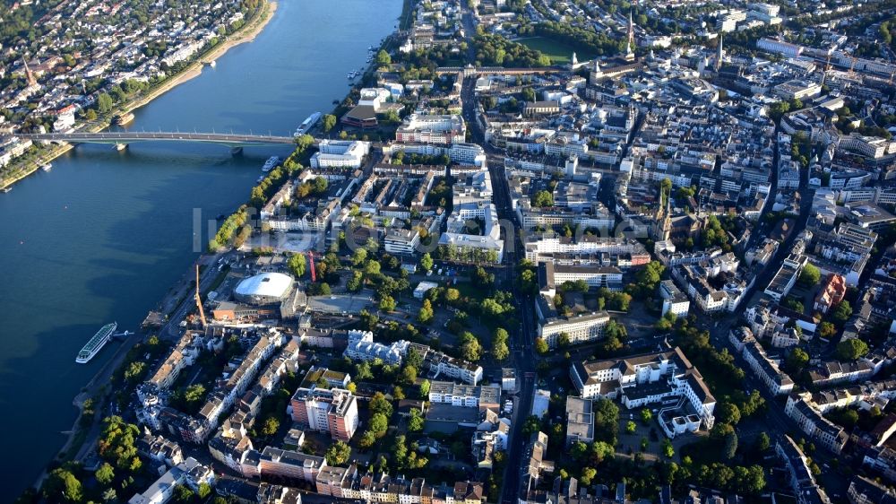 Luftaufnahme Bonn - Stadtansicht am Ufer des Flußverlaufes des Rheins in Bonn im Bundesland Nordrhein-Westfalen, Deutschland