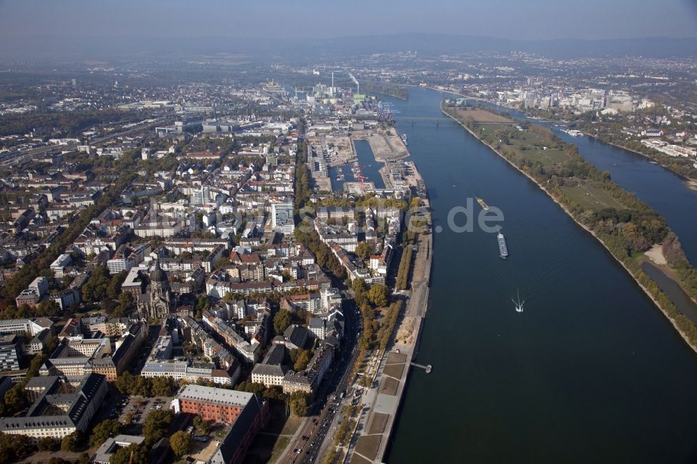 Luftaufnahme Mainz - Stadtansicht am Ufer des Flußverlaufes des Rheins in Mainz im Bundesland Rheinland-Pfalz, Deutschland