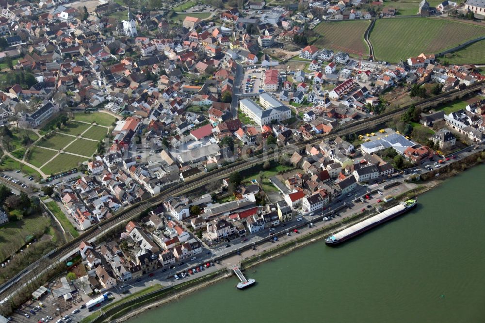 Luftaufnahme Nierstein - Stadtansicht am Ufer des Flußverlaufes des Rheins in Nierstein im Bundesland Rheinland-Pfalz