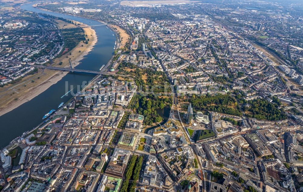 Luftbild Düsseldorf - Stadtansicht am Ufer des Flußverlaufes des Rheins im Ortsteil Stadtmitte in Düsseldorf im Bundesland Nordrhein-Westfalen, Deutschland