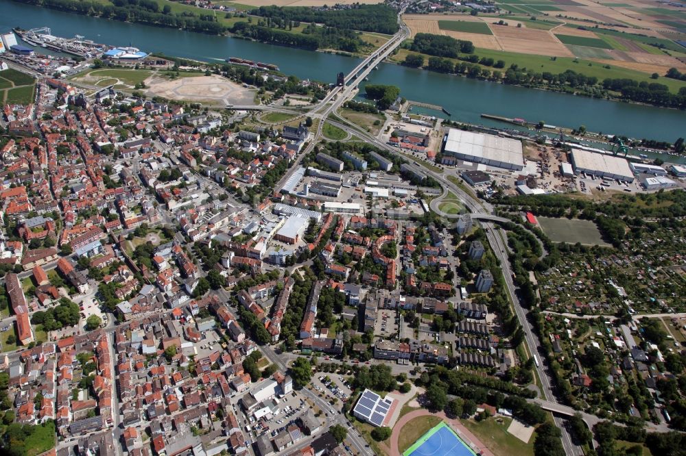 Worms von oben - Stadtansicht am Ufer des Flußverlaufes des Rheins in Worms im Bundesland Rheinland-Pfalz, Deutschland