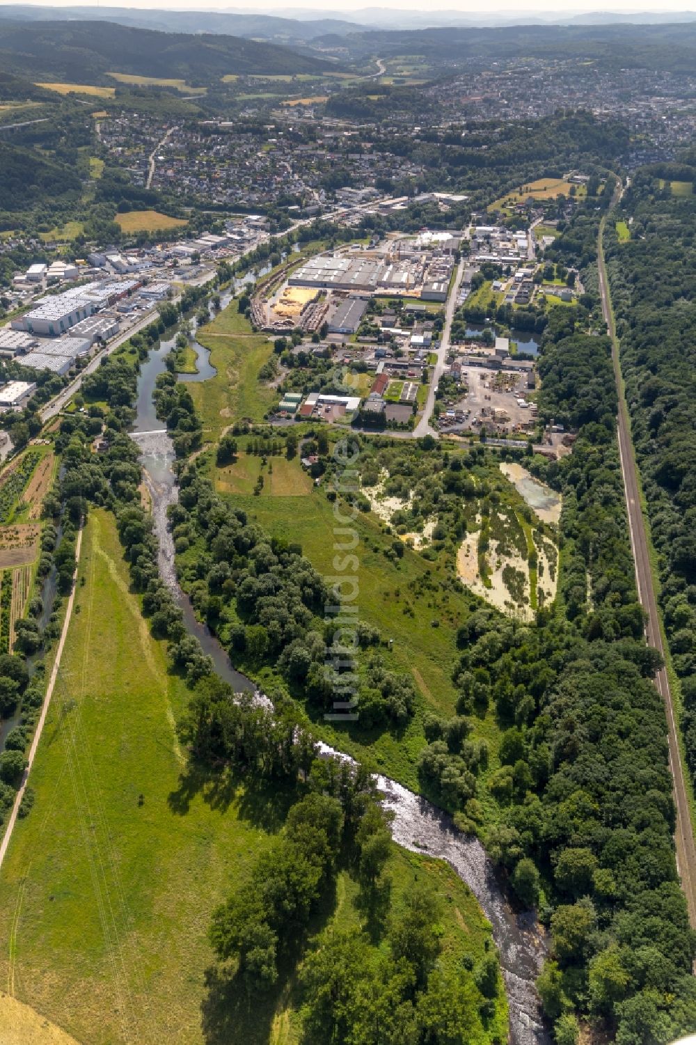 Luftaufnahme Arnsberg - Stadtansicht am Ufer des Flußverlaufes der Ruhr in Arnsberg im Bundesland Nordrhein-Westfalen, Deutschland