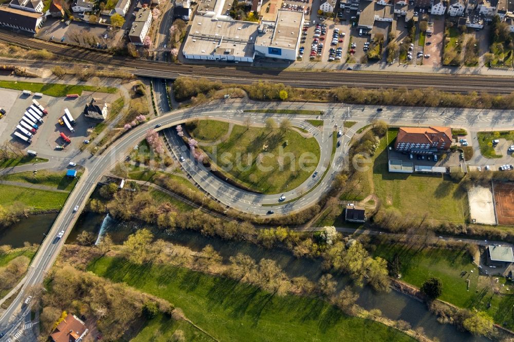 Hüsten aus der Vogelperspektive: Stadtansicht am Ufer des Flußverlaufes der Ruhr an der Arnsberger Straße in Hüsten im Bundesland Nordrhein-Westfalen, Deutschland